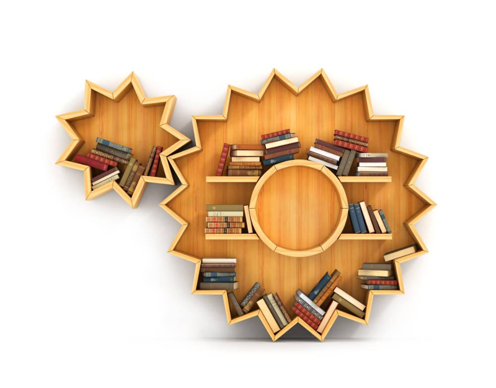 En bokhylla i trä som är formad som kugghjul som går in i varandra.