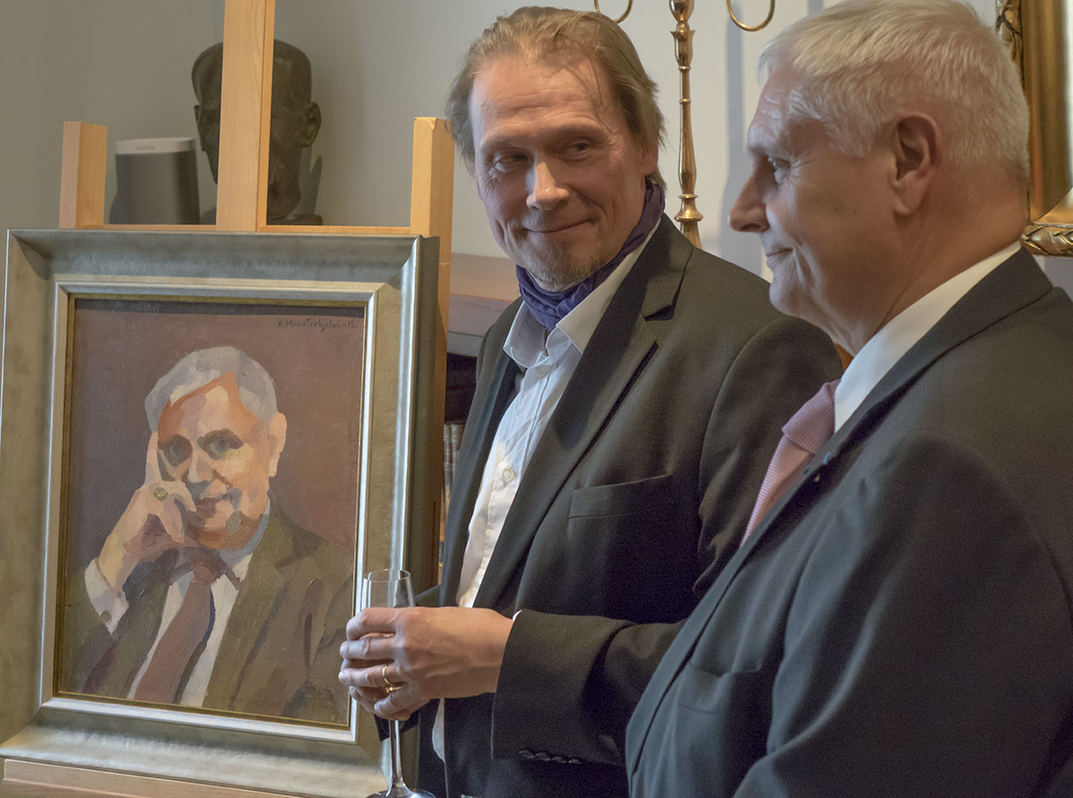 Riggert Munsterhjelm och Per-Edvin Persson bredvid porträttet.