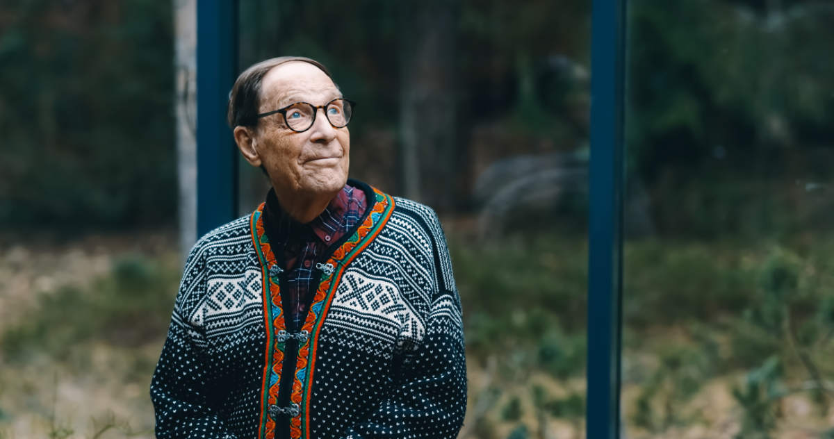 Pär Stenbäck fotograferad ute i en färgrann norsk ylletröja med vackra spännen. Han tittar lite drömmande uppåt till höger.