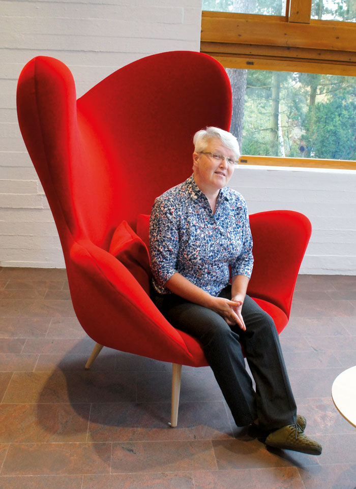 Åsa Lindberg i stor röd stol på Dipoli