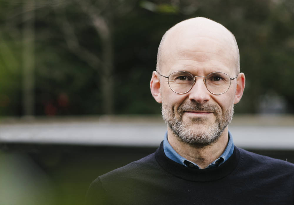 Jens Grandell i en park